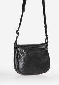 Borsa a tracolla in pelle nera con forma arrotondata, dotata di una tasca frontale con zip e di una tracolla regolabile per il massimo comfort. Texture liscia.