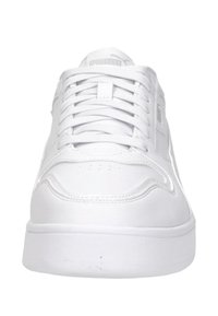 Zapatilla blanca con un acabado de cuero suave, punta redonda, suela gruesa y diseño clásico de cordones con un sutil logotipo en la lengüeta.