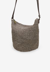 Borsa intrecciata marrone con una forma morbida e arrotondata, caratterizzata da una texture all'uncinetto e una tracolla in pelle marrone per un trasporto sicuro.