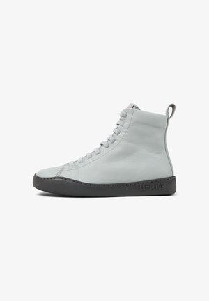 Sneaker alto grigio chiaro con texture in pelle liscia, dotato di lacci grigi e una suola nera a contrasto. Design semplice e moderno.