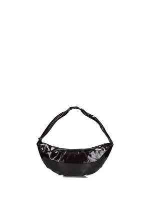 Sac à main noir brillant en forme de demi-lune avec une large bandoulière, en matériau brillant, posé sur fond blanc.