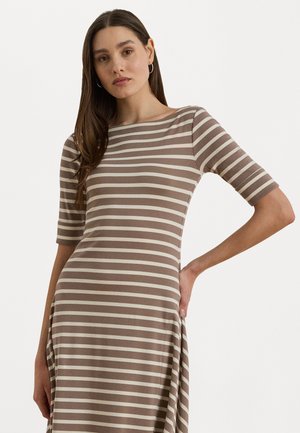 Abito a righe in marrone e crema, con scollatura rotonda e maniche corte. Il tessuto è liscio e aderente, con una silhouette fluida.
