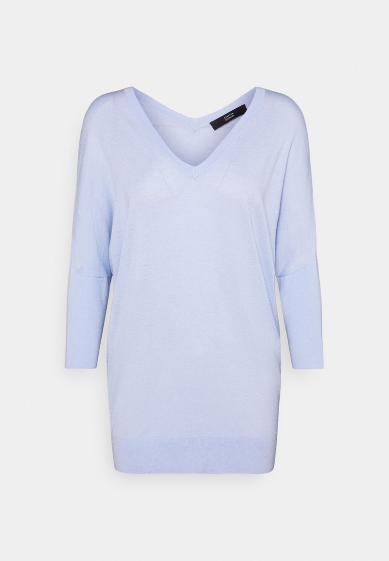Pull bleu clair à manches longues avec col en V et poignets et ourlet côtelés, présenté sur un fond blanc uni.