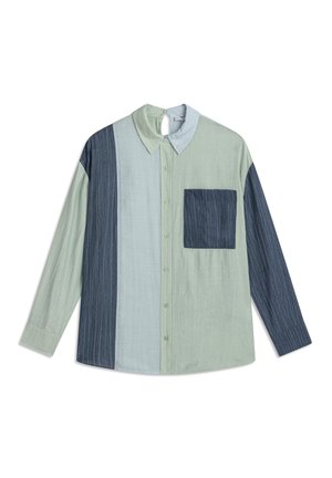 Camisa de botón en rayas verde claro, azul y azul oscuro. Presenta un único bolsillo en el pecho, manga larga y un cuello clásico. Tejido texturizado.