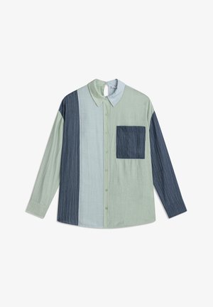 Koszula z guzikami w jasnozielone, niebieskie i ciemnoniebieskie paski. Posiada jedną kieszonkę na piersi, długie rękawy oraz klasyczny kołnierzyk. Teksturowany materiał.