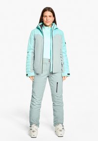 Skijacke und -hosen-Set in Hellblau und Türkis. Die Jacke verfügt über ein gepolstertes Design, einen durchgehenden Reißverschluss und eine verstellbare Kapuze. Die Hose hat Reißverschlusstaschen.