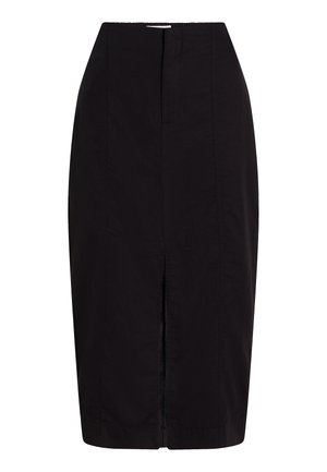 Czarna spódnica ołówkowa wykonana z lekkiego materiału, z rozcięciem z przodu, wyraźnym krojem i dopasowaną talią. Gładka tekstura z minimalnymi detalami.