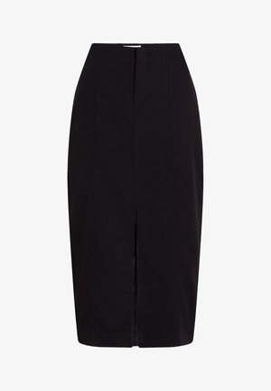 Czarna spódnica ołówkowa wykonana z lekkiego materiału, z rozcięciem z przodu, wyraźnym krojem i dopasowaną talią. Gładka tekstura z minimalnymi detalami.