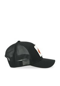Cappellino da baseball nero con retro in rete, visiera curva e una toppa bianca con un design arancione. Fit strutturato e regolabile per il massimo comfort.
