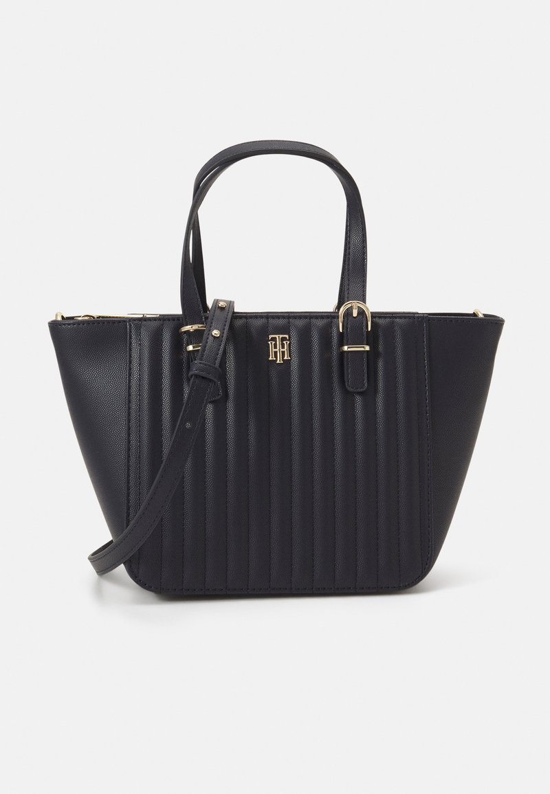 Schwarze Handtasche aus Leder mit vertikaler Ripptextur, doppelten oberen Griffen, abnehmbarem Schultergurt und Goldakzenten.