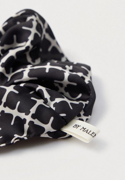 Sort-hvid silketørklæde med geometrisk mønster, glat tekstur og foldet design. Etiketten med teksten "BY MALE" er fastgjort.