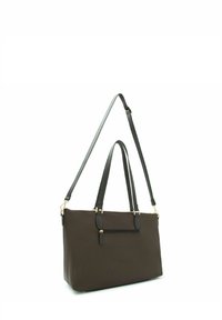 Borsa in tessuto marrone con due spallacci e una tracolla lunga staccabile. Presenta un hardware dorato e una tasca anteriore con zip.