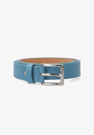 Jasnoniebieski skórzany pasek o gładkiej fakturze, z metalową klamrą w kolorze srebra i jednym skórzanym uchwytem.