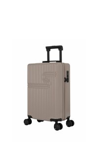 Harde koffer in beige, met verticale ribbels, een zwarte telescopische handgreep, een combinatie slot en vier zwarte wielen voor mobiliteit.