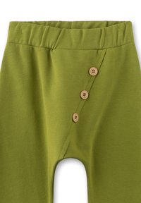 Olivegrüne Hosen mit elastischem Bund und drei hölzernen Knöpfen, die schräg auf der linken Vorderseite angeordnet sind.