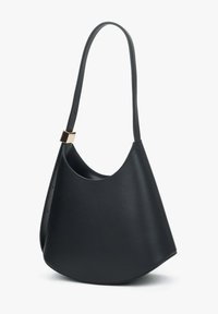 Černá kožená kabelka přes rameno s zakřiveným tvarem, hladkou texturou a zlatým kováním na popruhu. Minimalistický design.