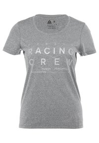 Camiseta gris de manga corta hecha de una tela texturizada. Presenta un cuello redondo y un gráfico impreso que incluye las palabras "RACING CREW".