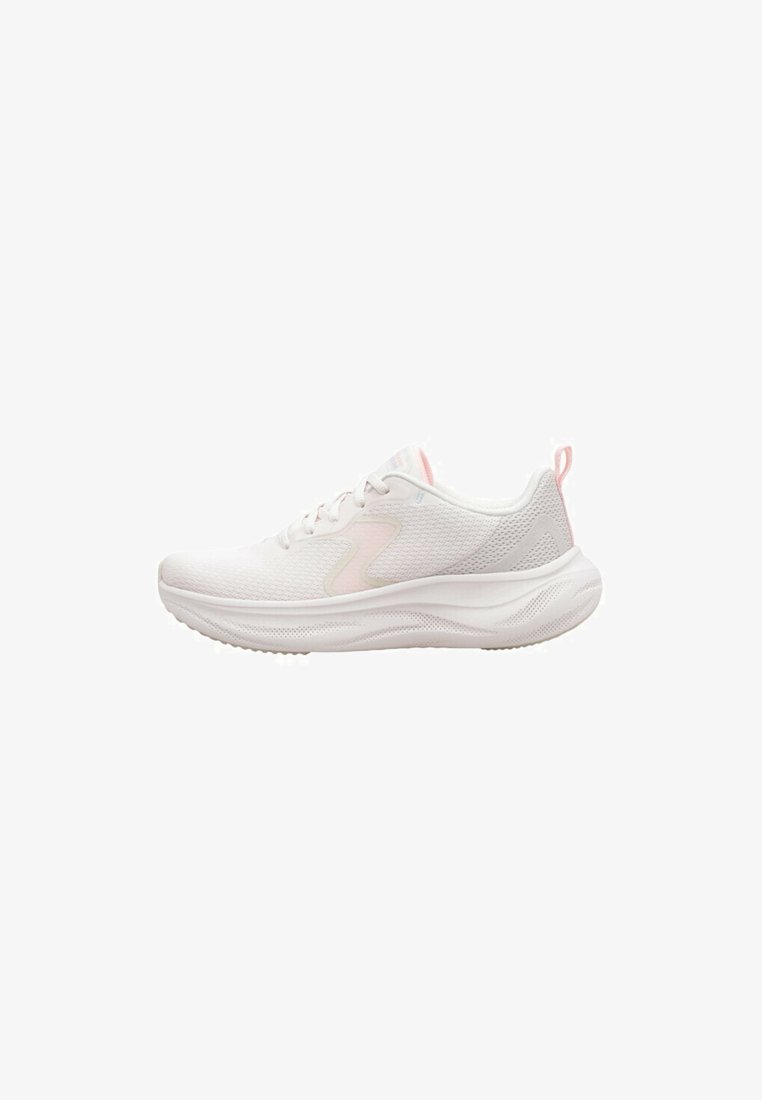 Zapatilla deportiva blanca con una parte superior de malla transpirable, acentos en rosa claro, cuello acolchado y una suela de goma texturizada para un mejor agarre.
