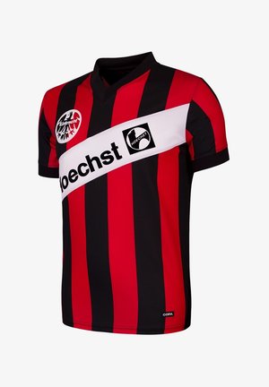 Zwart-rood gestreept voetbalshirt met V-hals, witte horizontale band met logo-accenten en korte mouwen. Gemaakt van zachte stof.