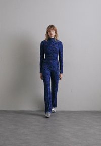 Stine Goya GATHERED LONG SLEEVE HIGH NECK COLLAR - Top s dlouhým rukávem - blue/multi-coloured