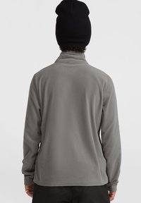 Grijze fleecejack met een hoge kraag en lange mouwen, met een gladde textuur en een relaxed fit, gezien vanaf de achterkant.