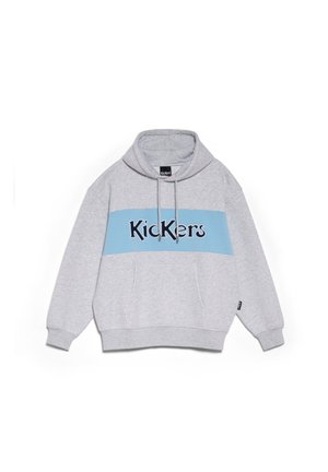 Sudadera gris con una franja horizontal azul que presenta el logo "Kickers" en azul oscuro. Incluye un bolsillo tipo canguro y capucha con cordón.