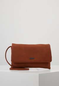 Borsa a tracolla in pelle marrone con una chiusura a patta, tracolla lunga e dettagli del logo argentato sul frontale. Forma compatta e rettangolare.