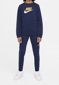 Nike Sportswear B NSW CLUB + HBR CREW 2 - Mikina - midnight navy/(yellow ochre)