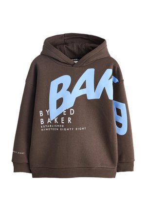 Ruskea huppari, jossa suuret vaaleansiniset "BAK"-kirjaimet, pienempi valkoinen teksti "Byted Baker Established Nineteen Eighty Eight," sekä resorit hihansuissa ja helmassa.