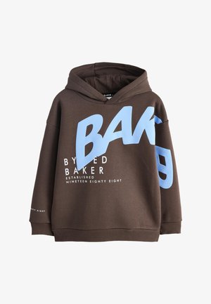 Brun hættetrøje med store lyseblå "BAK" bogstaver, mindre hvid tekst "Byted Baker Established Nineteen Eighty Eight," og ribstrikkede manchetter og kant.