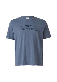 Niebieska koszulka z krótkim rękawem wykonana z miękkiego materiału, z ciemnym nadrukiem graficznym skaczącego konia oraz napisem "Ford Mustang" poniżej.