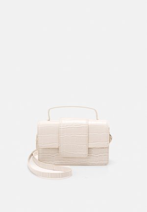 Kleine rechthoekige handtas in roomkleur met krokodillenstructuur, bovenhandvat, voorflapsluiting en afneembare schouderriem.