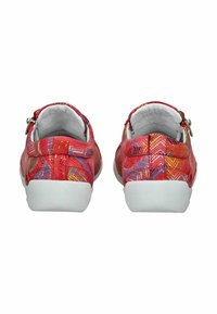 Scarpe rosse a fantasia con una superficie testurizzata, caratterizzate da colorati design geometrici e suole in gomma bianca. La vista posteriore mostra una chiusura con zip.