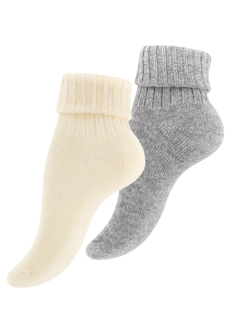 Zwei Paare von Knöchelsocken; eines in sanftem Creme mit einem gerippten Bündchen, das andere in hellgrau mit einem ähnlichen Texturmuster.