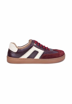 Niskie sneakersy z bordowej skóry i zamszu, z kremowymi akcentami, czerwonymi sznurowadłami i brązową gumową podeszwą, pokazane z boku na białym tle.