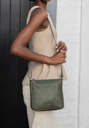 Gusti Leder, BIG WOMAN HANDBAG THYRA - Skuldertasker - grün
