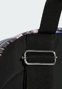 Bordo dello zaino colorato con un tessuto nero e testurizzato. Presenta una fibbia in metallo e una tracolla intrecciata per una chiusura sicura.