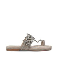 Infradito in suede grigio chiaro con un design floreale decorativo in argento, impreziosito da perle e dettagli intricati sulla cinghia.