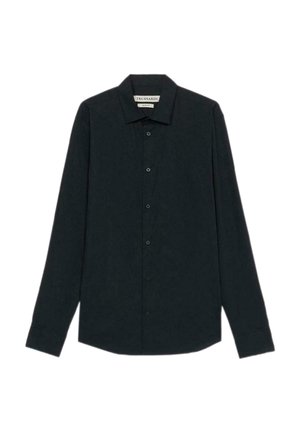 Camicia nera a maniche lunghe realizzata in un tessuto dalla texture liscia. Presenta un colletto standard, una pattina con bottoni sul davanti e un orlo arrotondato.