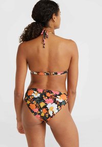 Costume da bagno floreale composto da un reggiseno nero con fiori arancioni, rosa e bianchi. Scollo all'americana regolabile con chiusura in metallo sul retro.