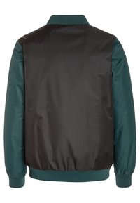 Černá bunda s tyrkysovými rukávy; má pruhovaný límec a elastické manžety; hladká textura; sportovní design vhodný na volný čas.