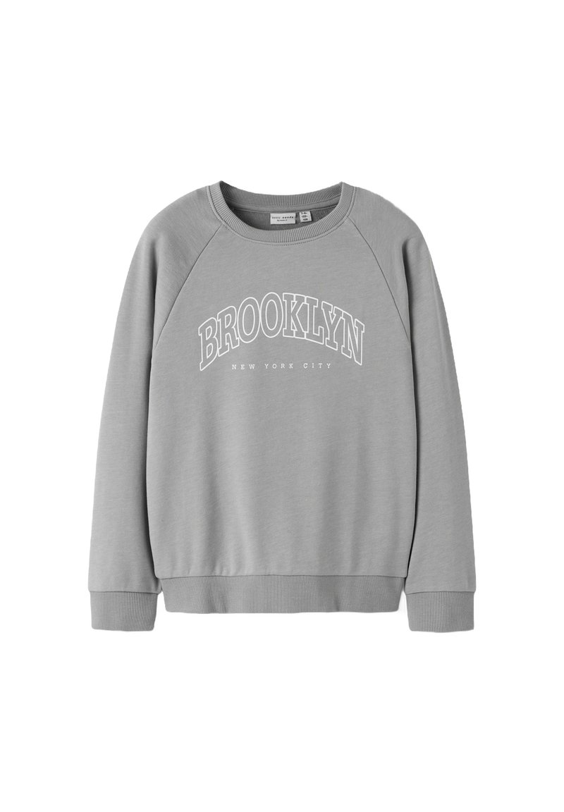 Sudadera gris con mangas raglán, con "BROOKLYN NEW YORK CITY" impreso en blanco en la parte delantera. Puños y dobladillo acanalados.