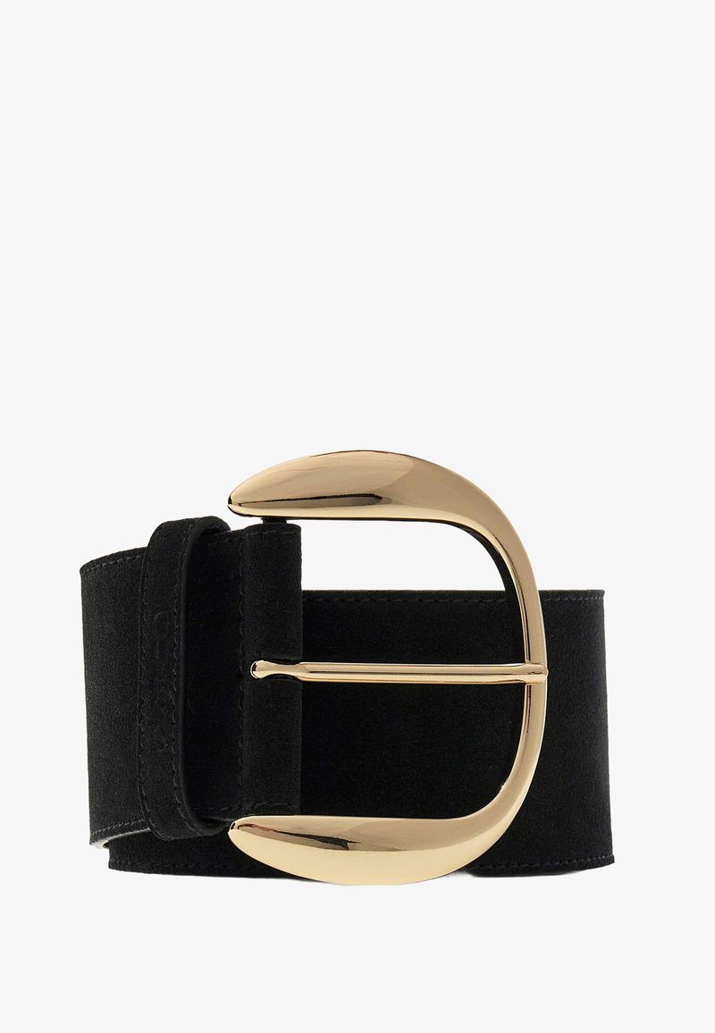 Zwarte suède riem met een brede, goudkleurige gesp met een gebogen ontwerp en een enkele pin. Glad oppervlak met een strakke, minimalistische uitstraling.