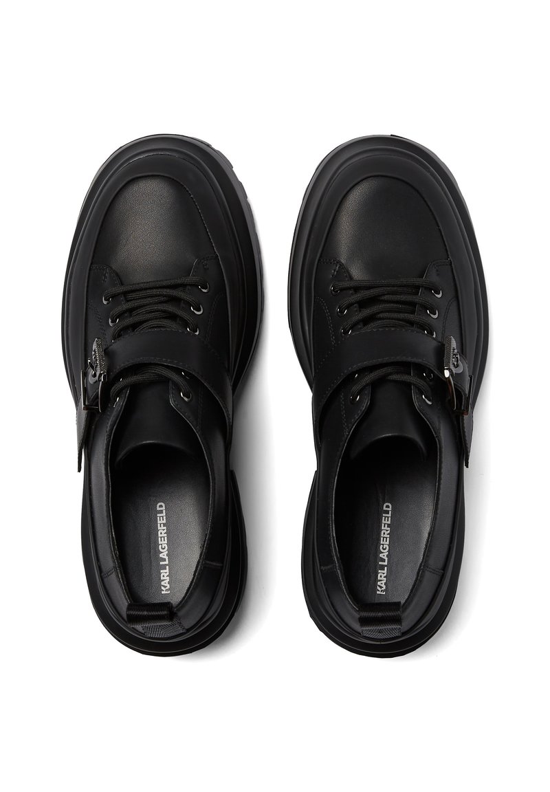 Chaussures en cuir noir avec bout arrondi, lacets à l'avant et détail de boucle. Caractéristiques : semelle épaisse et texture lisse. Logo à l'intérieur.