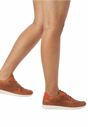 Hnědé kožené tenisky s perforovanými detaily, oranžovými akcenty a bílou gumovou podrážkou. Mají tkaničky a zaoblenou špičku.