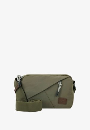 Oliwkowa torebka na ramię z teksturowanej tkaniny, wyróżniająca się skośnym wzornictwem, kontrastującym siateczkowym paskiem oraz małym skórzanym logo.