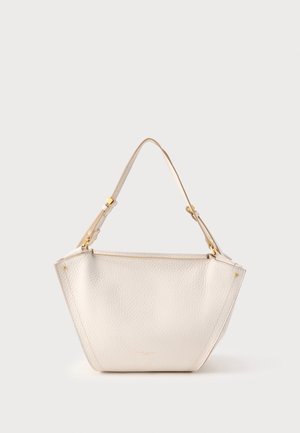 Biała skórzana torebka o fakturowanej powierzchni z złotymi detalami. Ma trójkątny kształt oraz pojedynczy, regulowany pasek na ramię.