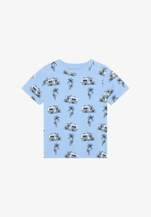 Lyseblå t-shirt med korte ærmer, prydet med et mønster af campingvogne og palmetræer. Fremstillet af blødt materiale med klassisk rund hals.