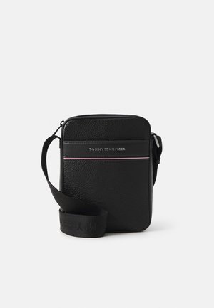 Crna kožna crossbody torba s teksturiranim završetkom, s patentnim zatvaračem, podesivim remenom i suptilnim logotipom s ružičastim naglascima.