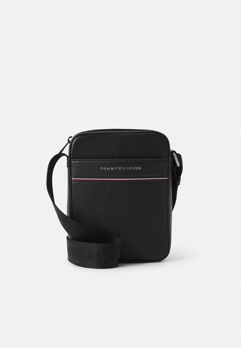 Czarna skórzana torebka na ramię z fakturowanym wykończeniem, z zamkiem błyskawicznym, regulowanym paskiem oraz subtelnym logo z różowymi akcentami.